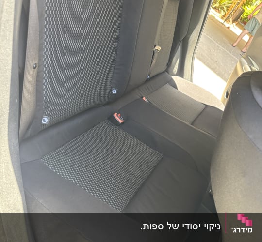 מושב רכב נקי ומסודר עם ריפוד שחור